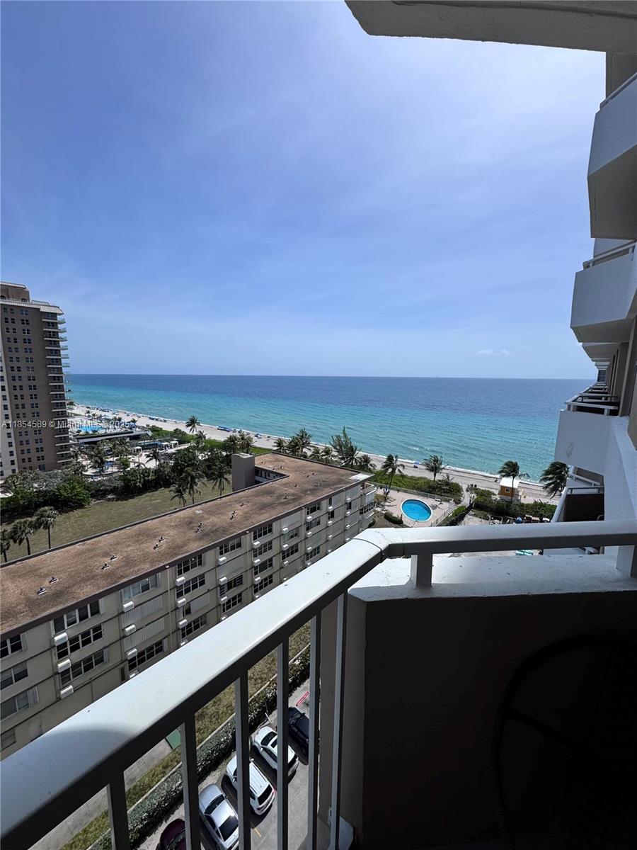 See details 11D 1 / 2 870 sq. ft. $ 2025-08-07 0 Photo
