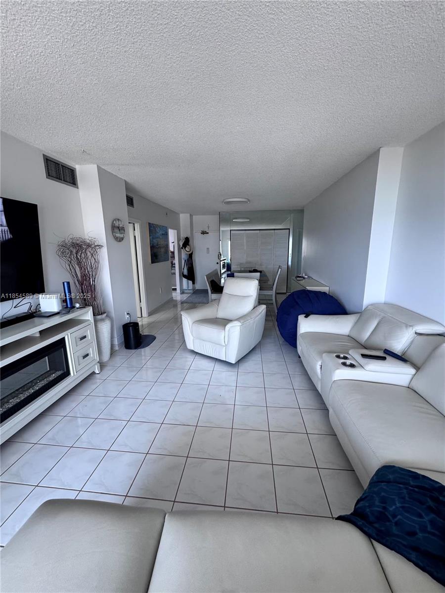 See details 11D 1 / 2 870 sq. ft. $ 2025-08-07 0 Photo