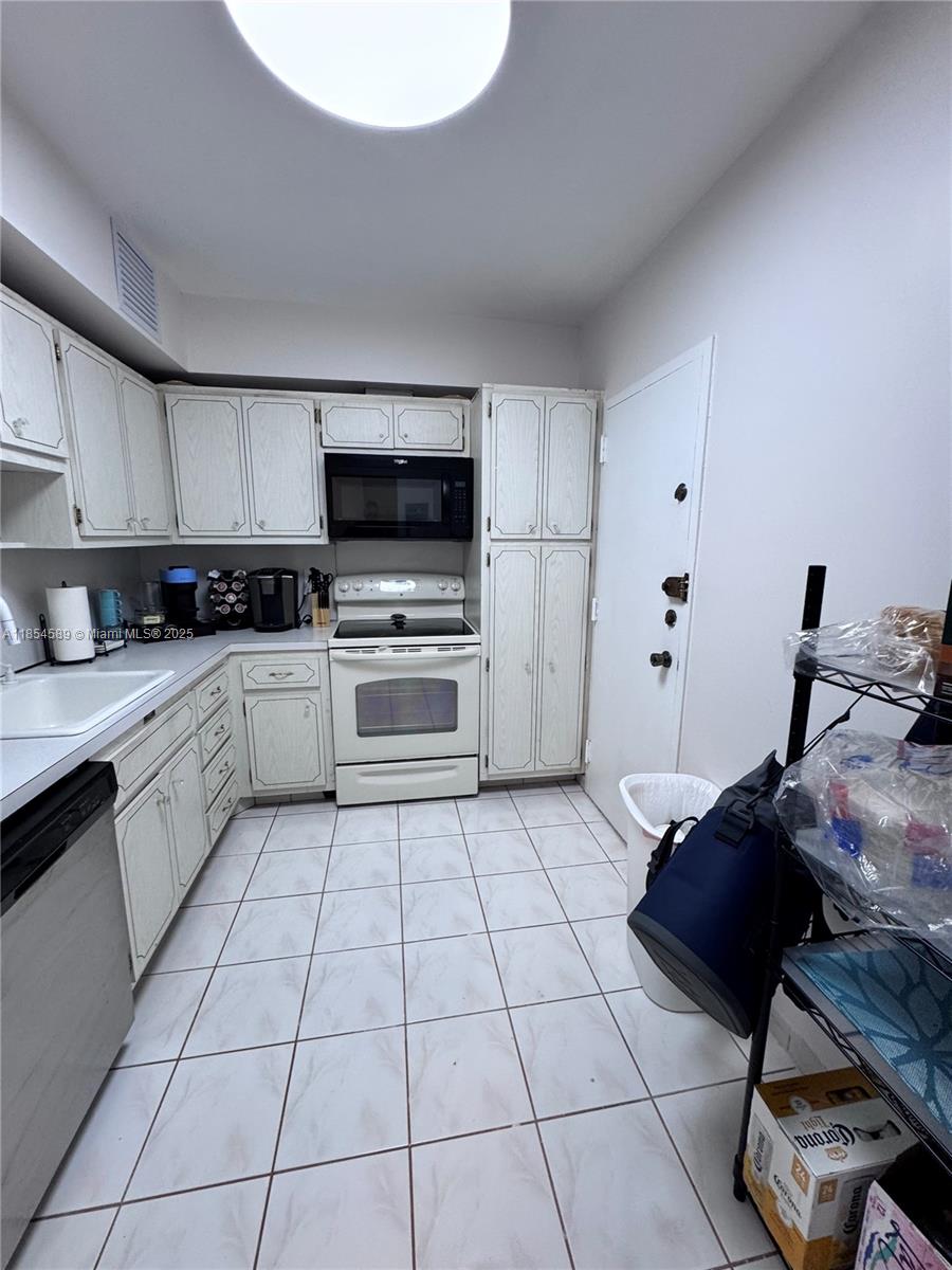 See details 11D 1 / 2 870 sq. ft. $ 2025-08-07 0 Photo