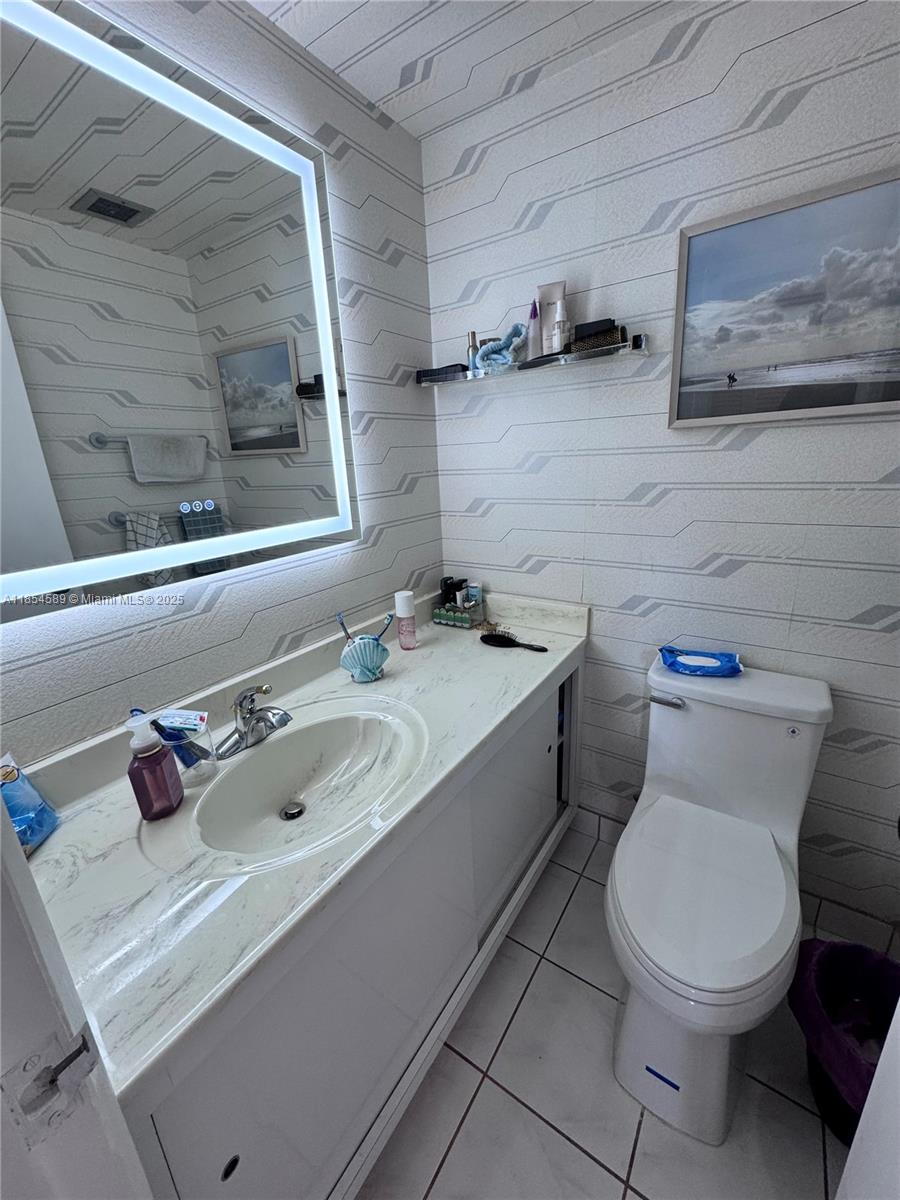See details 11D 1 / 2 870 sq. ft. $ 2025-08-07 0 Photo