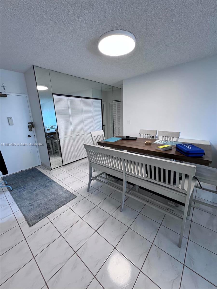 See details 11D 1 / 2 870 sq. ft. $ 2025-08-07 0 Photo
