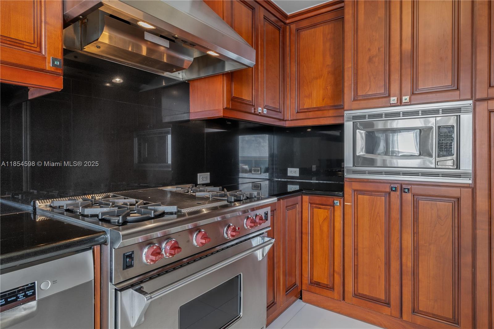 See details 705 3 / 3 2214 sq. ft. $ 2025-08-07 0 Photo