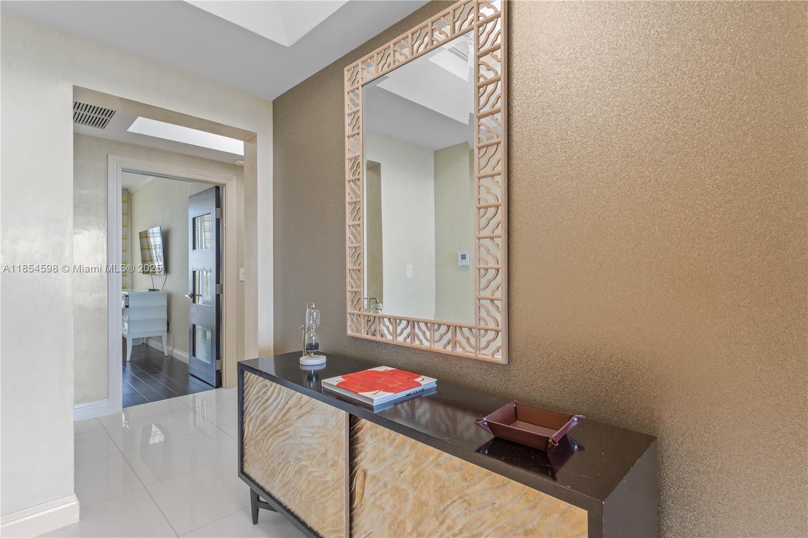 See details 705 3 / 3 2214 sq. ft. $ 2025-08-07 0 Photo
