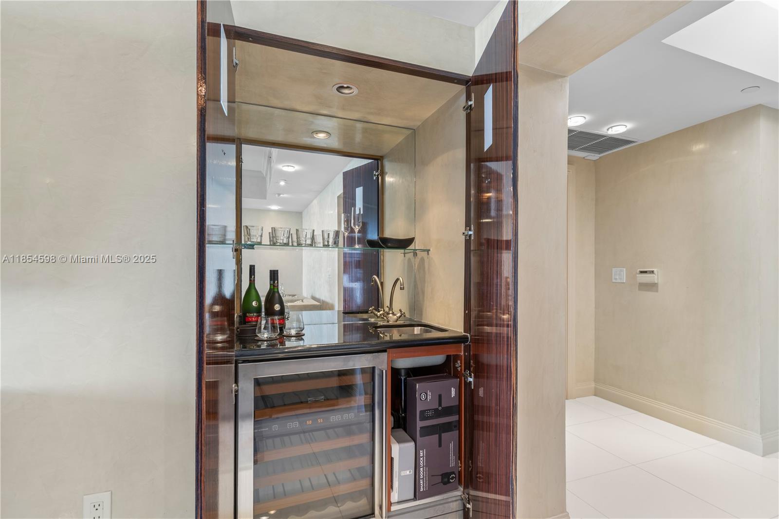 See details 705 3 / 3 2214 sq. ft. $ 2025-08-07 0 Photo