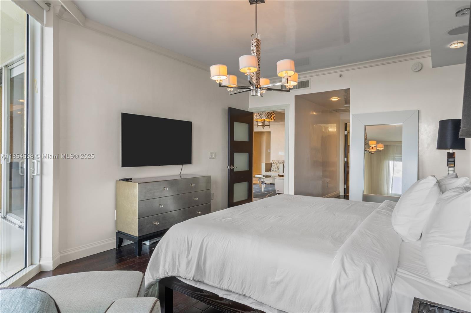 See details 705 3 / 3 2214 sq. ft. $ 2025-08-07 0 Photo