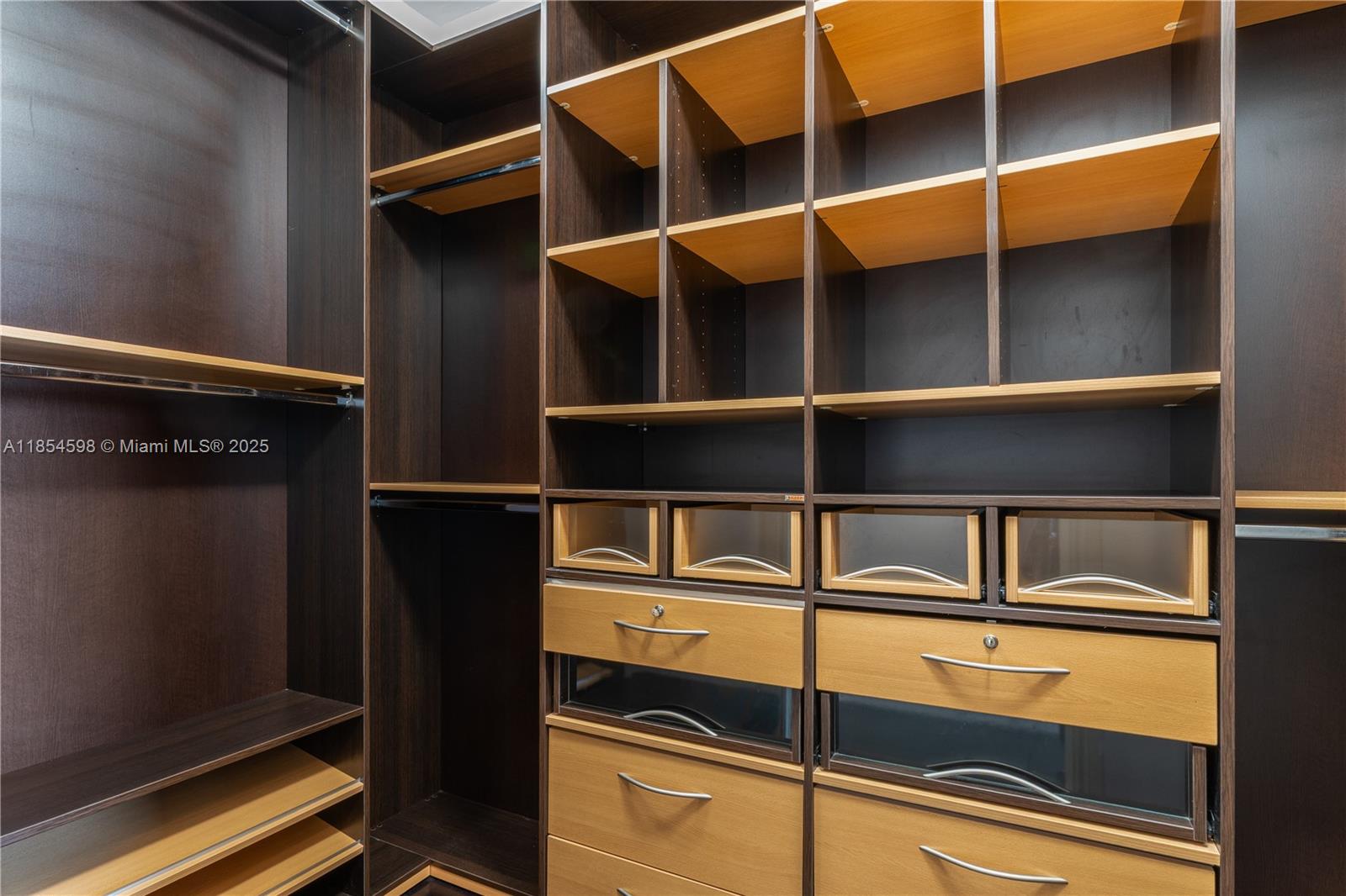 See details 705 3 / 3 2214 sq. ft. $ 2025-08-07 0 Photo