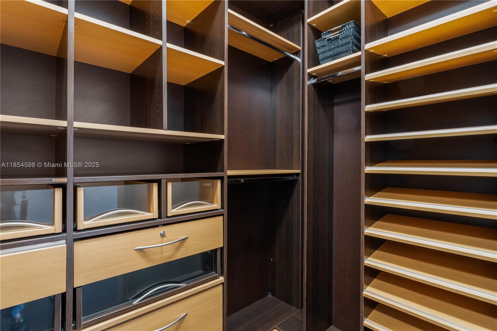 See details 705 3 / 3 2214 sq. ft. $ 2025-08-07 0 Photo