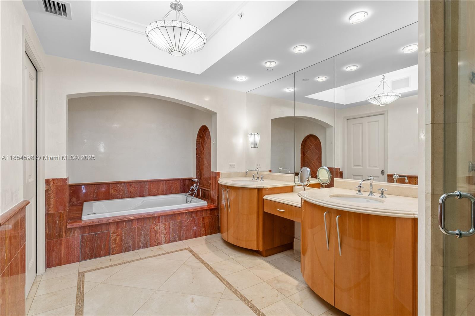 See details 705 3 / 3 2214 sq. ft. $ 2025-08-07 0 Photo