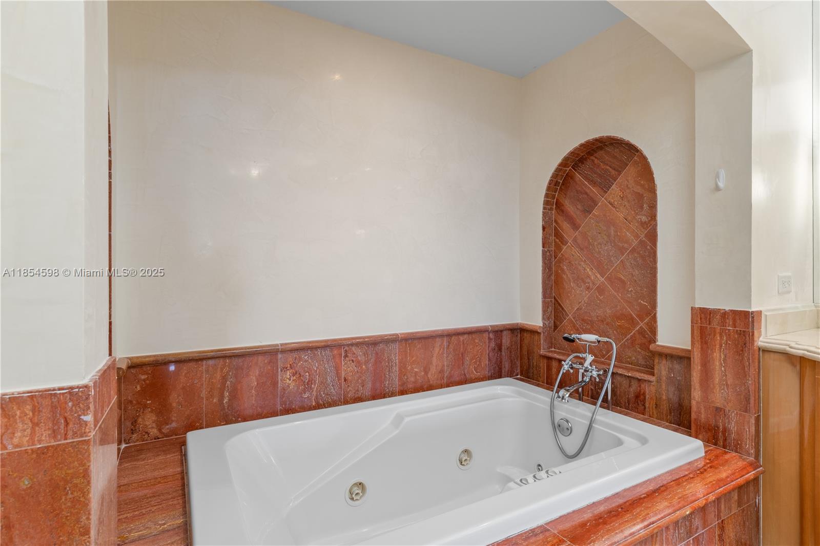 See details 705 3 / 3 2214 sq. ft. $ 2025-08-07 0 Photo