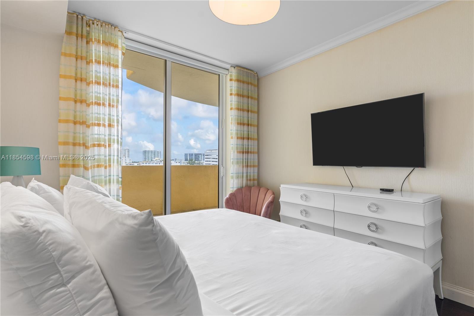 See details 705 3 / 3 2214 sq. ft. $ 2025-08-07 0 Photo