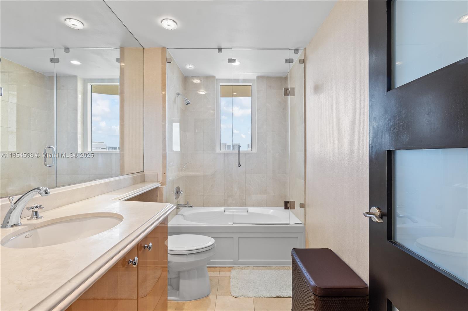 See details 705 3 / 3 2214 sq. ft. $ 2025-08-07 0 Photo