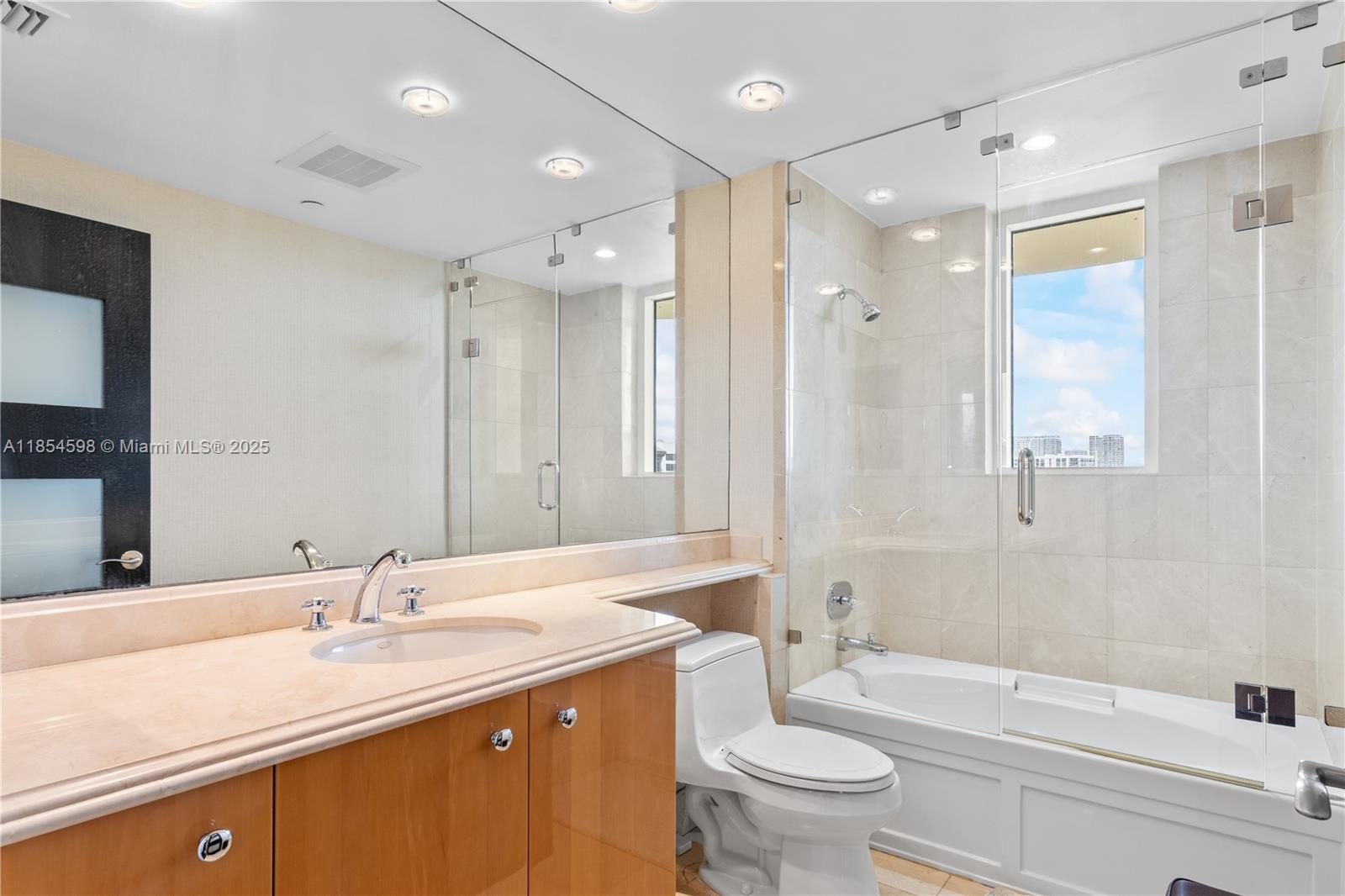 See details 705 3 / 3 2214 sq. ft. $ 2025-08-07 0 Photo