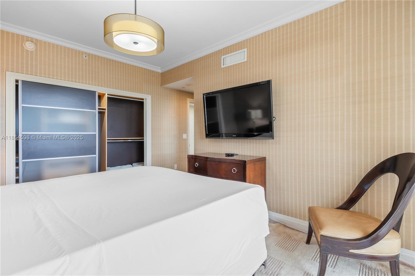 See details 705 3 / 3 2214 sq. ft. $ 2025-08-07 0 Photo
