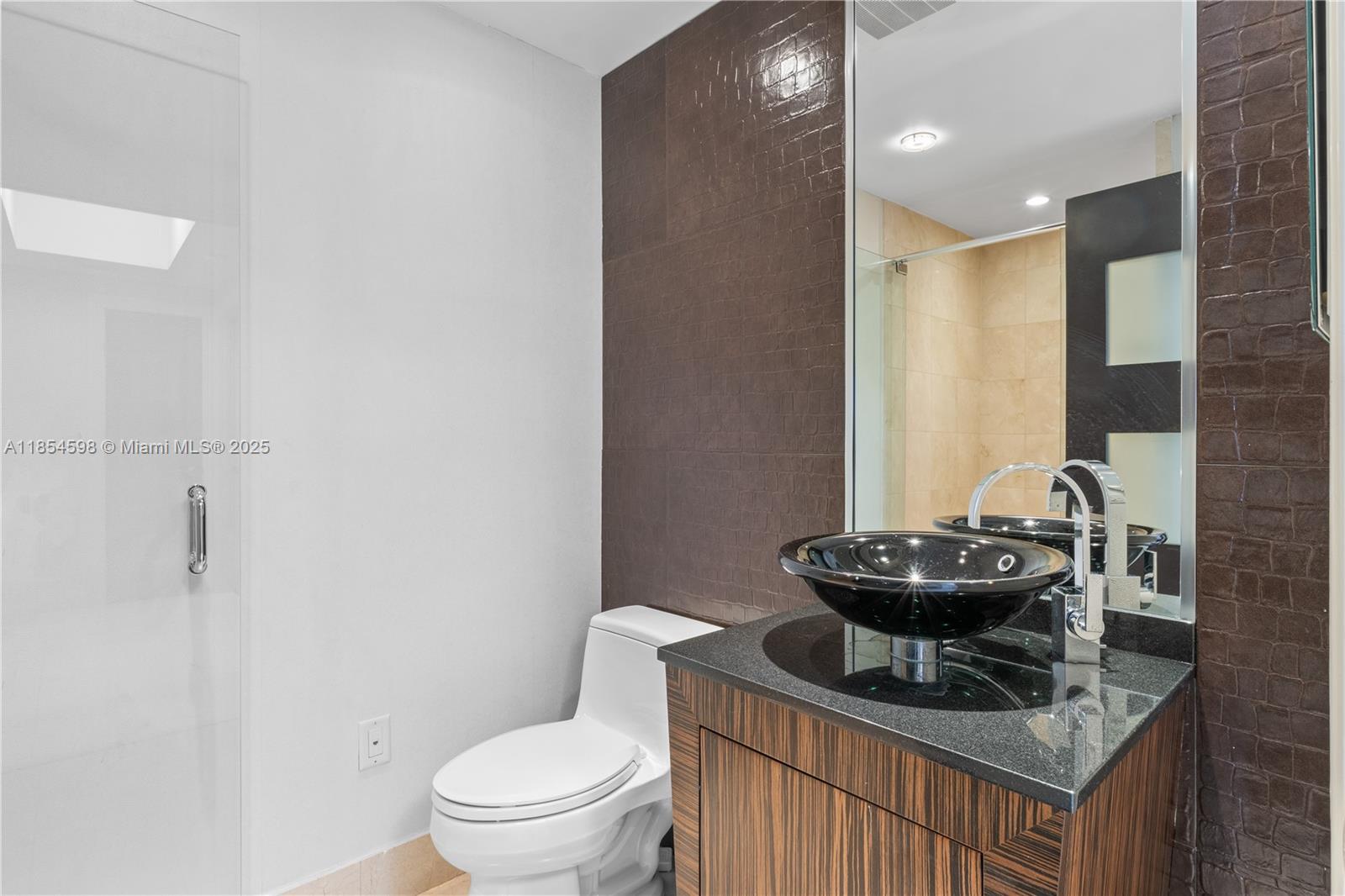 See details 705 3 / 3 2214 sq. ft. $ 2025-08-07 0 Photo