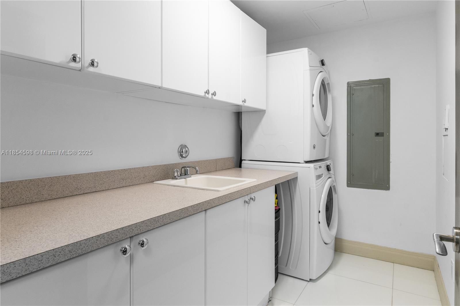 See details 705 3 / 3 2214 sq. ft. $ 2025-08-07 0 Photo