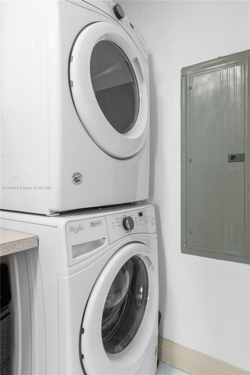 See details 705 3 / 3 2214 sq. ft. $ 2025-08-07 0 Photo