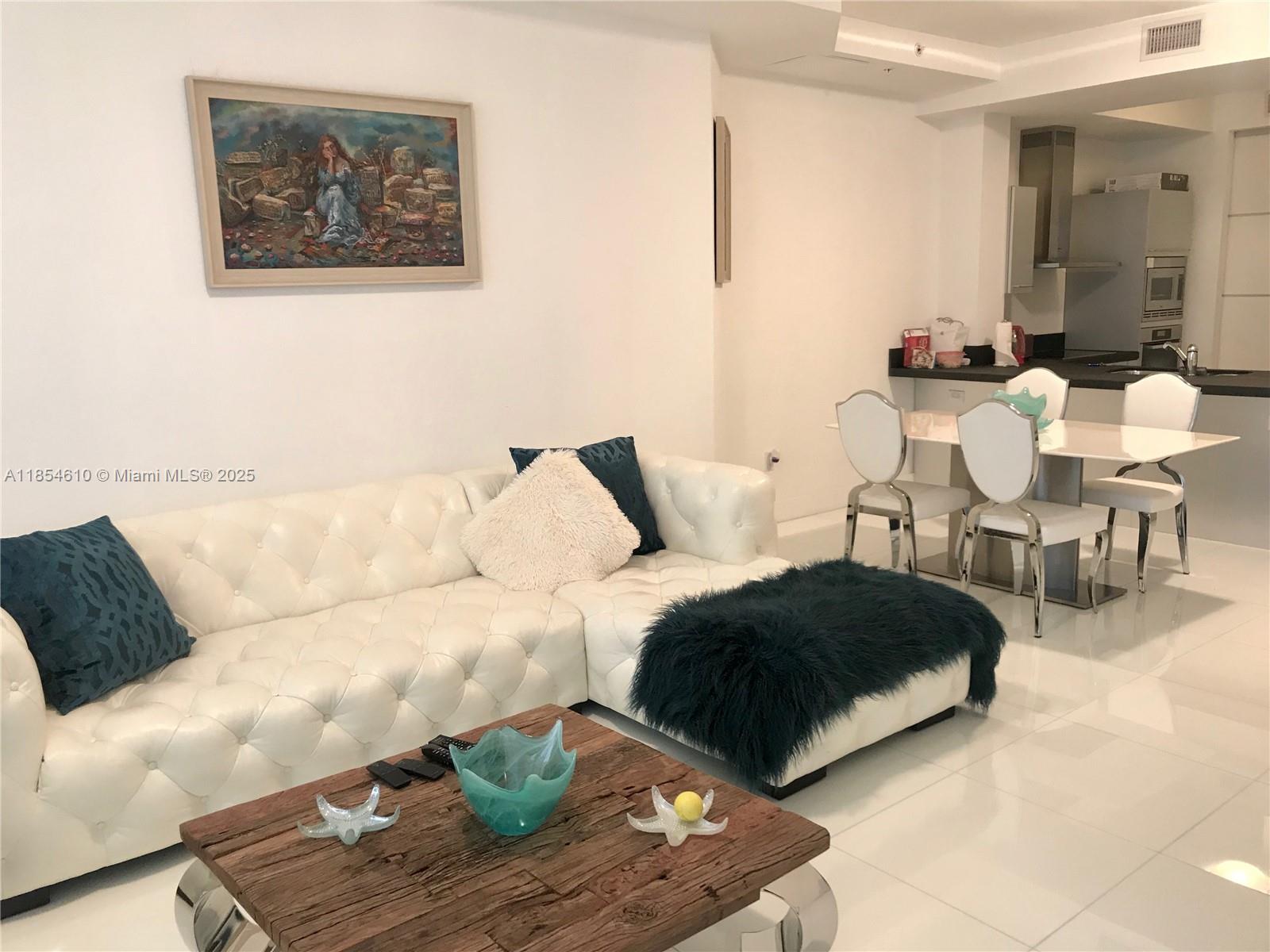 Ver detalles 3302 1 / 2 958 sq. ft. $ 2025-08-07 0 foto