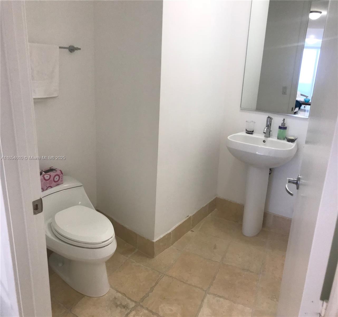 Ver detalles 3302 1 / 2 958 sq. ft. $ 2025-08-07 0 foto
