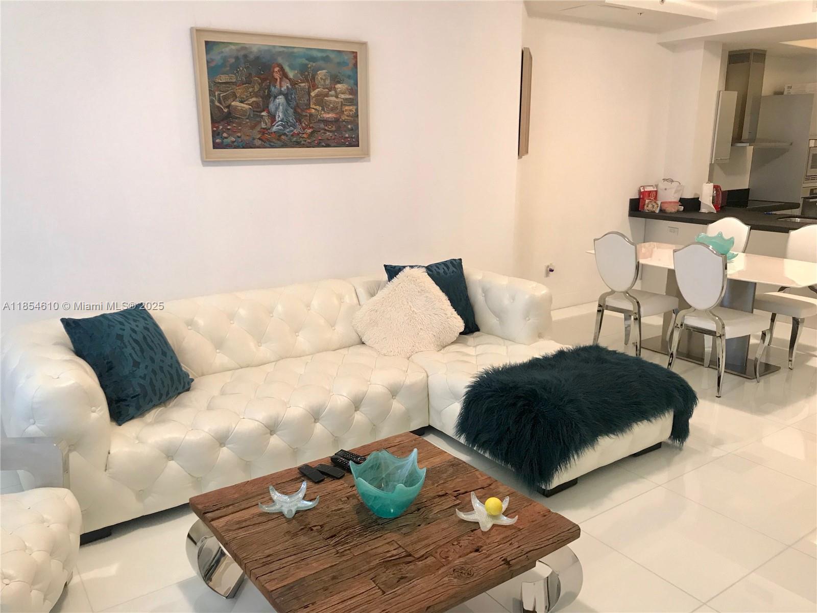 Ver detalles 3302 1 / 2 958 sq. ft. $ 2025-08-07 0 foto