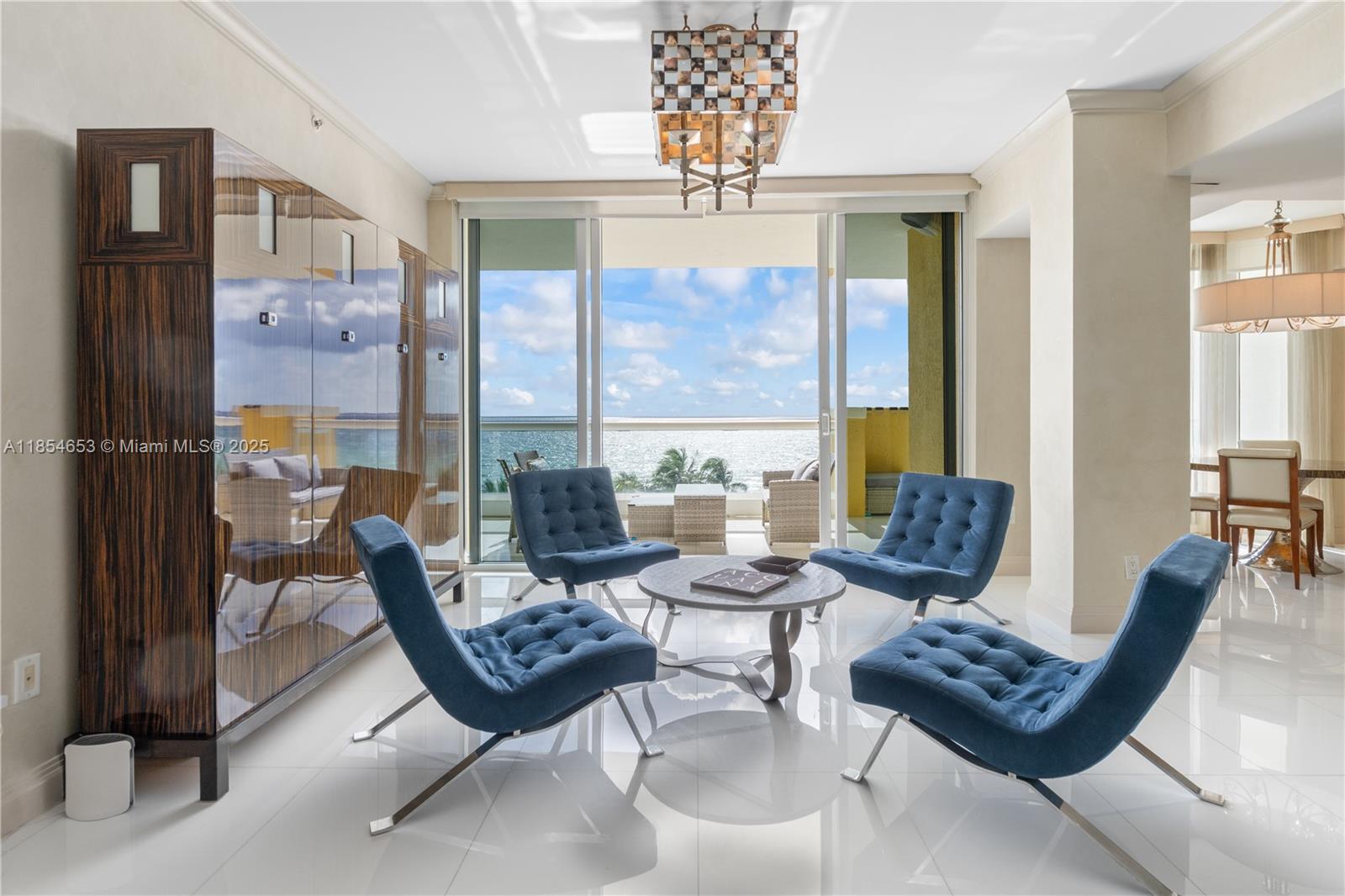 See details 705 3 / 3 2214 sq. ft. $ 2025-08-07 0 Photo