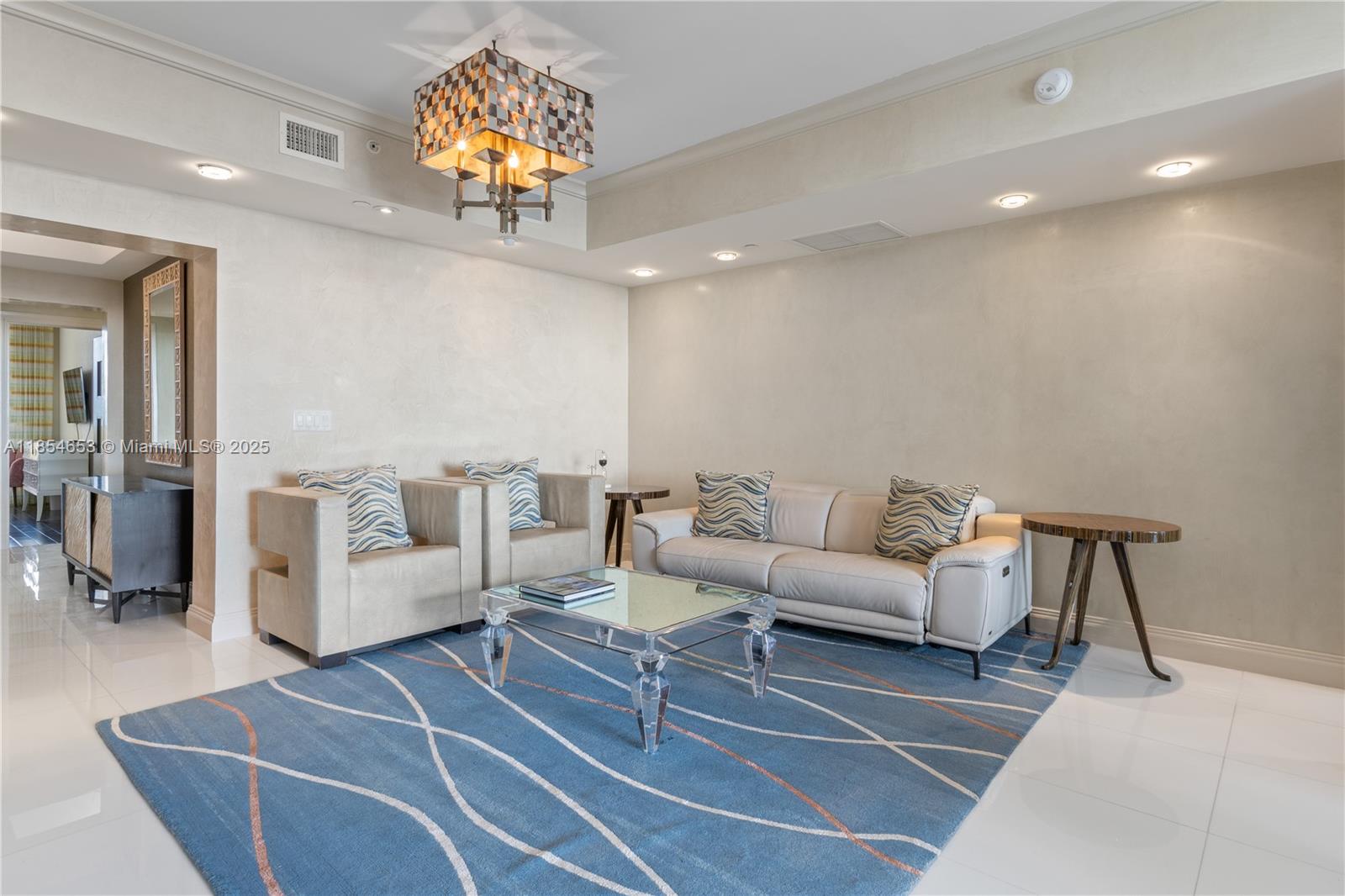 See details 705 3 / 3 2214 sq. ft. $ 2025-08-07 0 Photo