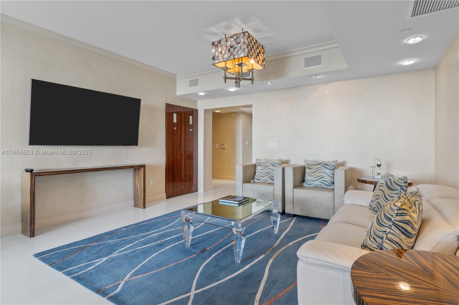 See details 705 3 / 3 2214 sq. ft. $ 2025-08-07 0 Photo