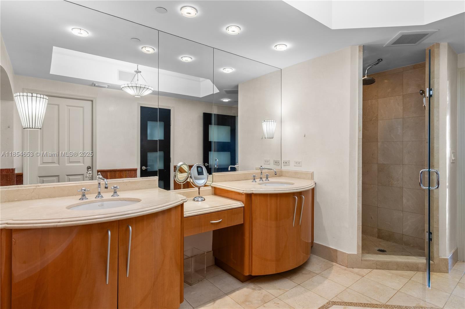 See details 705 3 / 3 2214 sq. ft. $ 2025-08-07 0 Photo