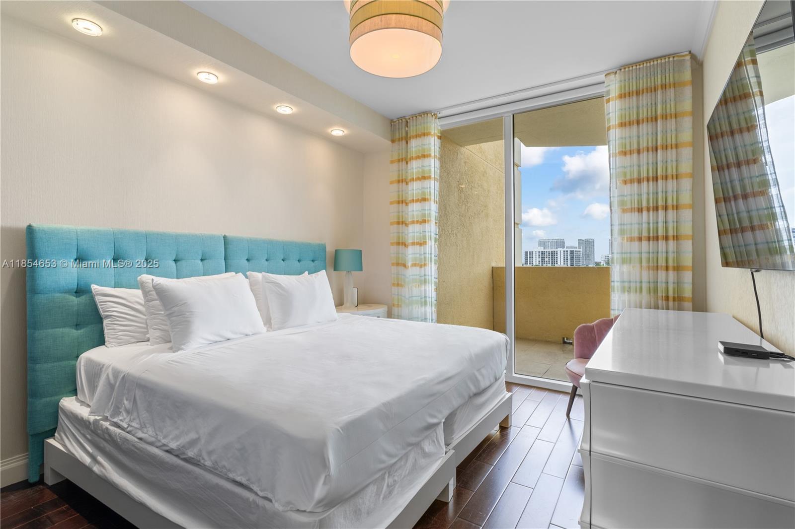 See details 705 3 / 3 2214 sq. ft. $ 2025-08-07 0 Photo
