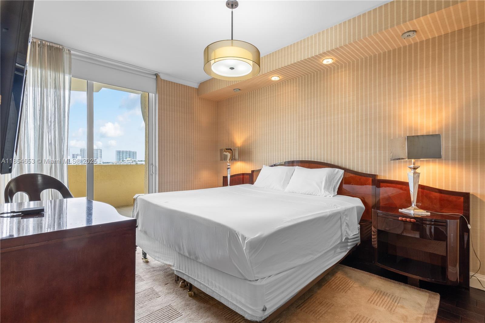 See details 705 3 / 3 2214 sq. ft. $ 2025-08-07 0 Photo