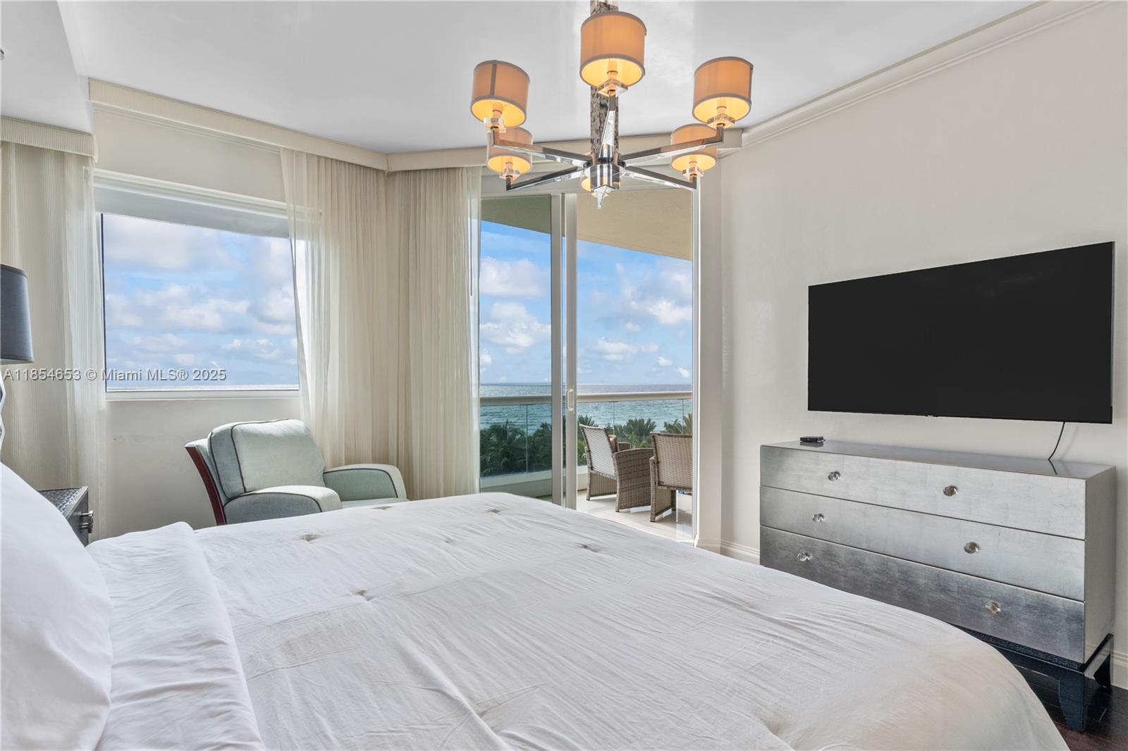 See details 705 3 / 3 2214 sq. ft. $ 2025-08-07 0 Photo