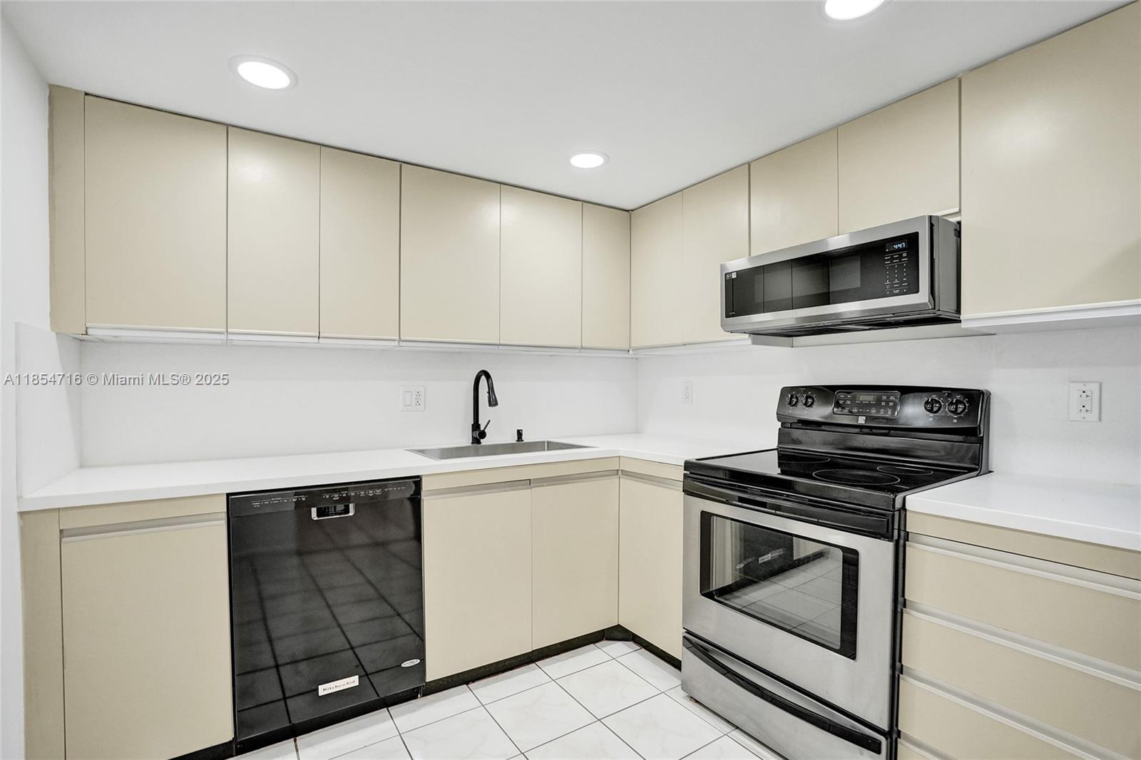Photo of 2500 Parkview Dr  #1811, Hallandale Beach, Florida, 33009 - 