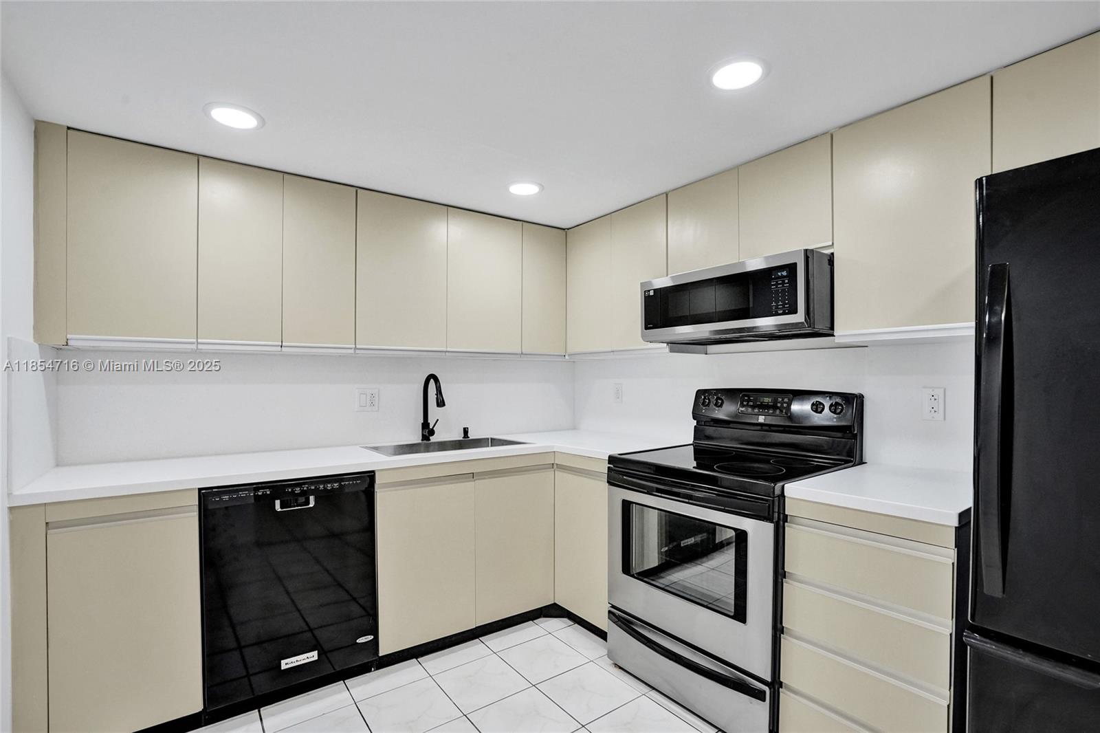 Photo of 2500 Parkview Dr  #1811, Hallandale Beach, Florida, 33009 - 