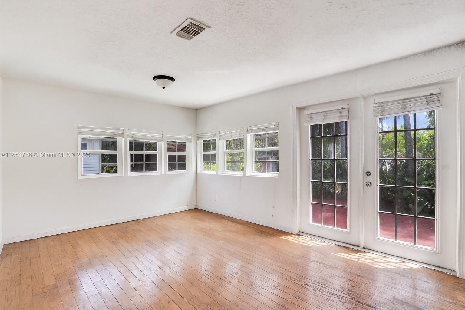 See details / 1125 sq. ft. $ 2025-08-07 0 Photo