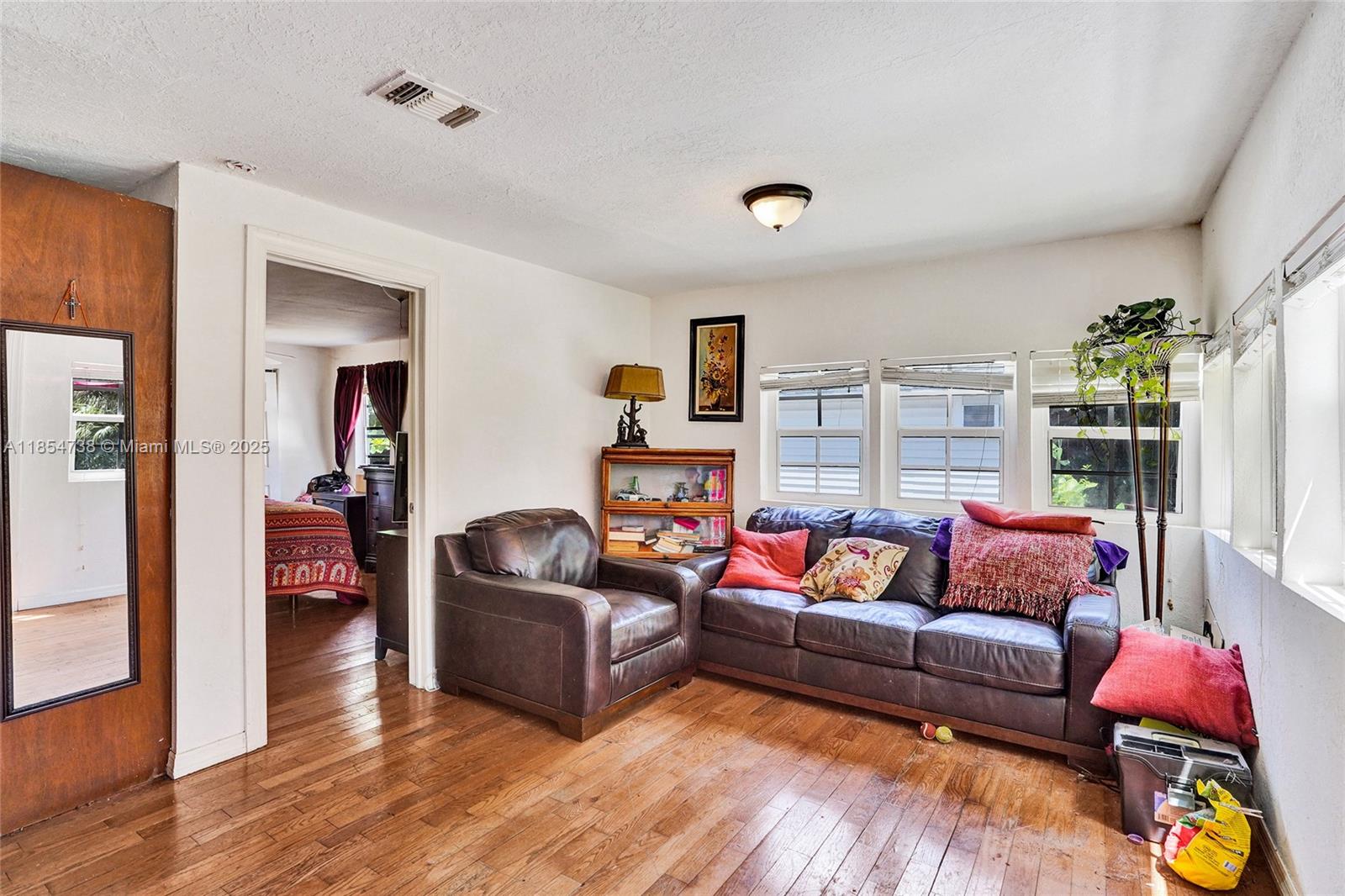 See details / 1125 sq. ft. $ 2025-08-07 0 Photo