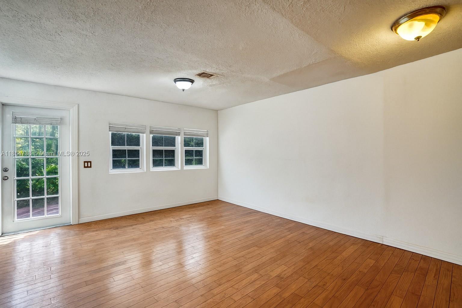 See details / 1125 sq. ft. $ 2025-08-07 0 Photo