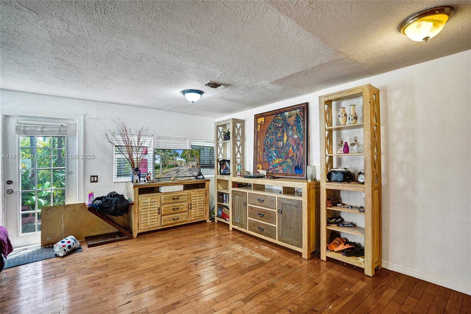 See details / 1125 sq. ft. $ 2025-08-07 0 Photo
