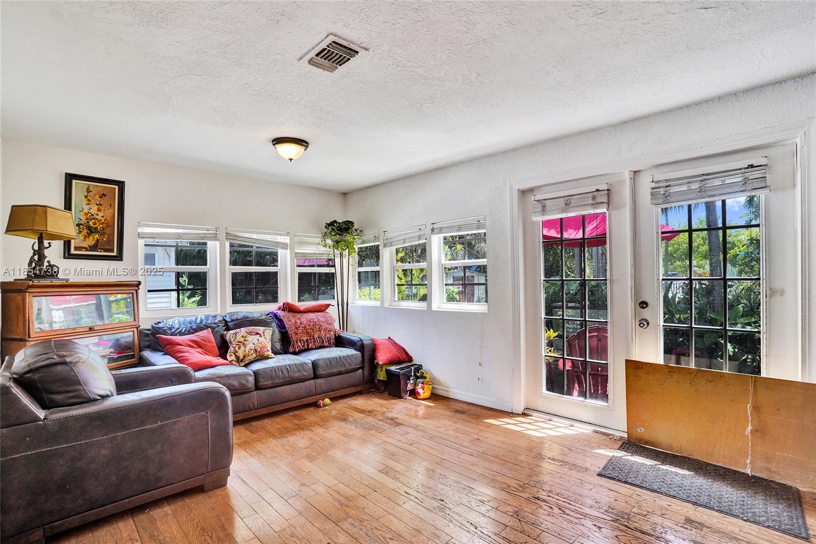 See details / 1125 sq. ft. $ 2025-08-07 0 Photo