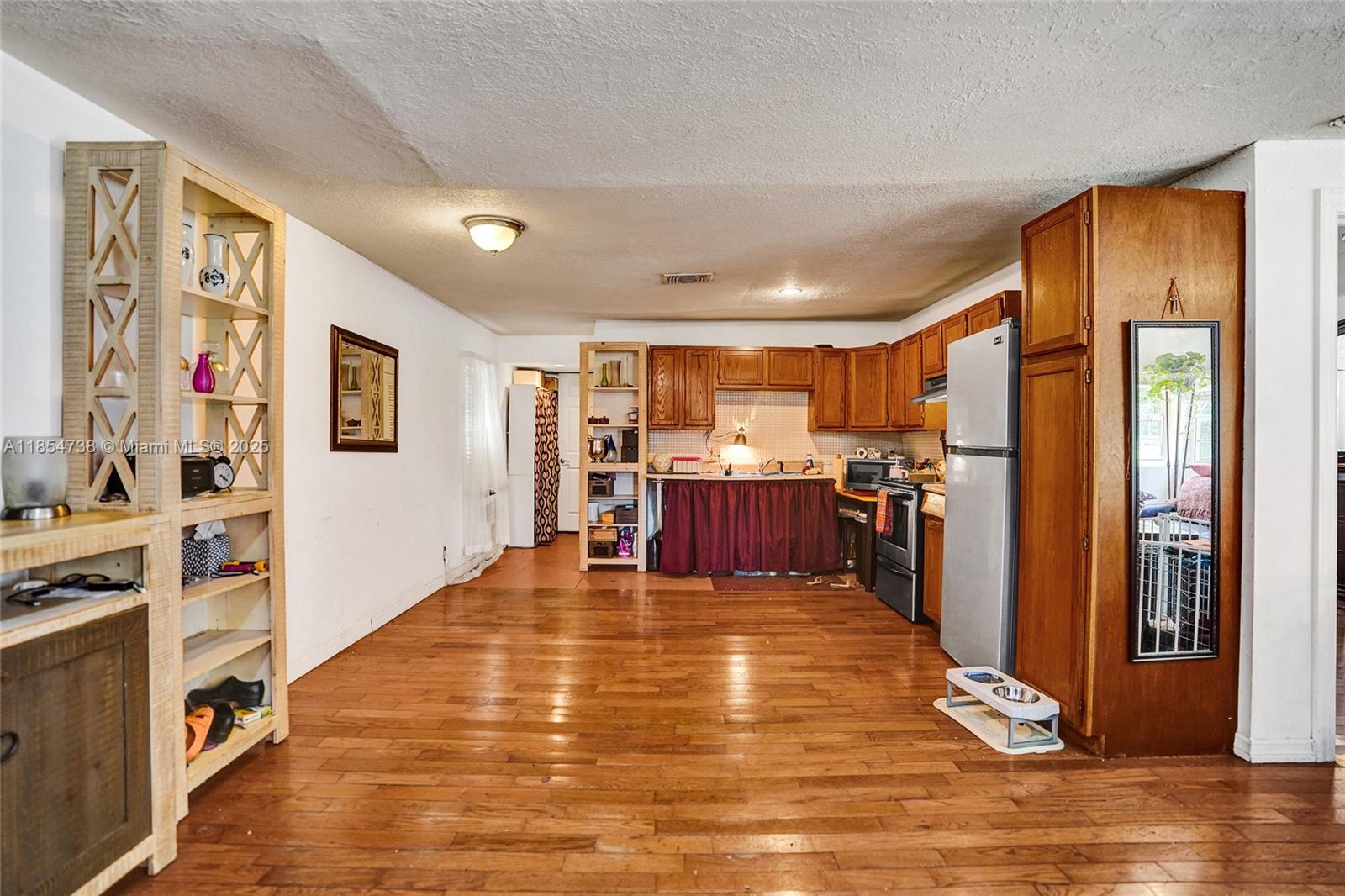 See details / 1125 sq. ft. $ 2025-08-07 0 Photo