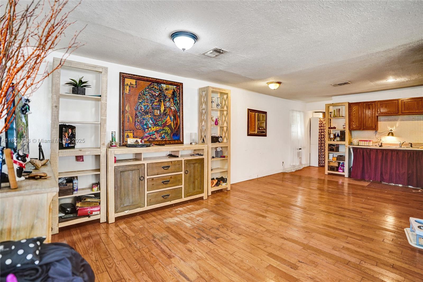 See details / 1125 sq. ft. $ 2025-08-07 0 Photo