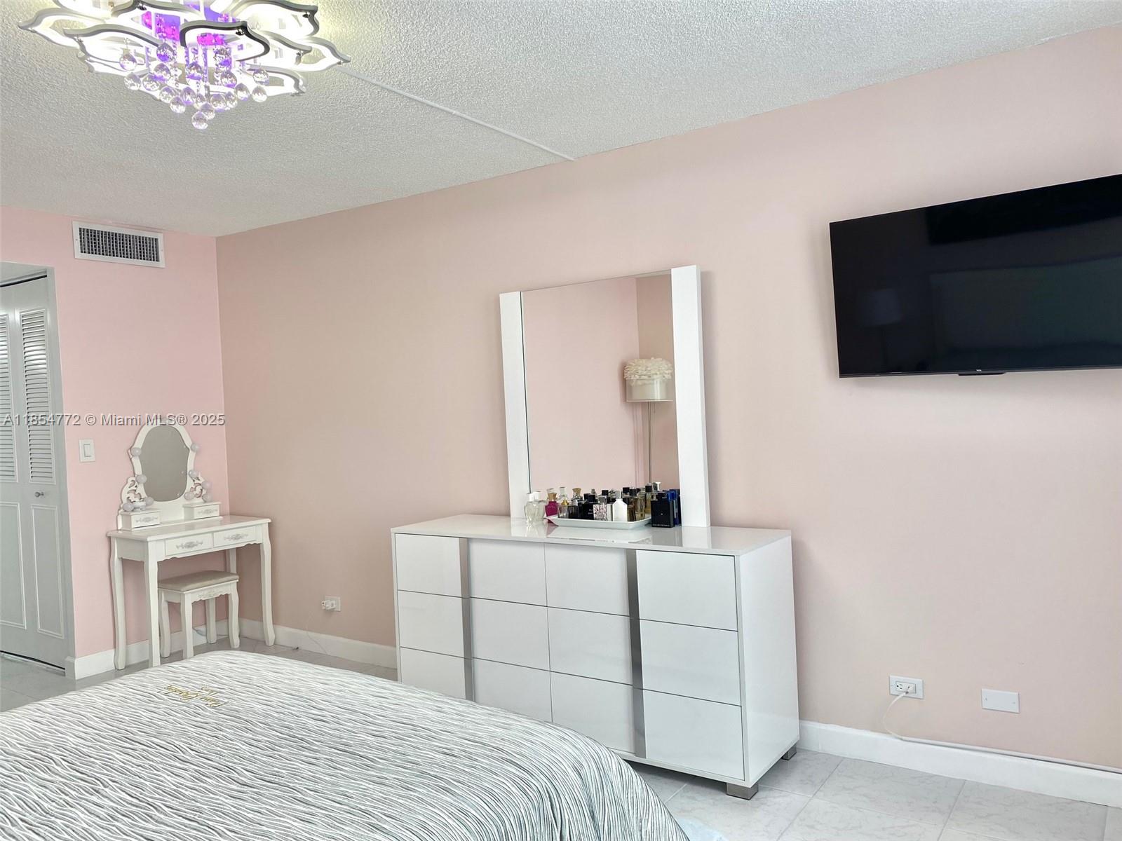 See details 615 1 / 2 943 sq. ft. $ 2025-08-07 0 Photo