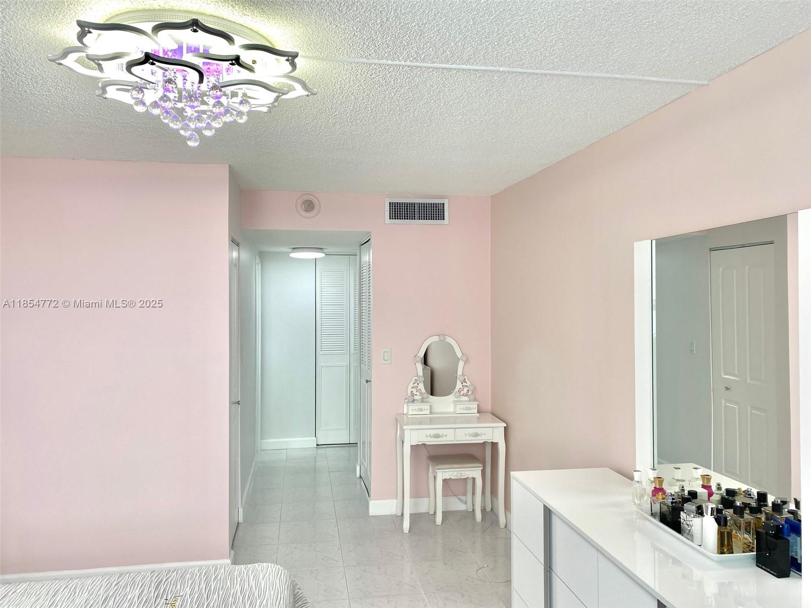 See details 615 1 / 2 943 sq. ft. $ 2025-08-07 0 Photo