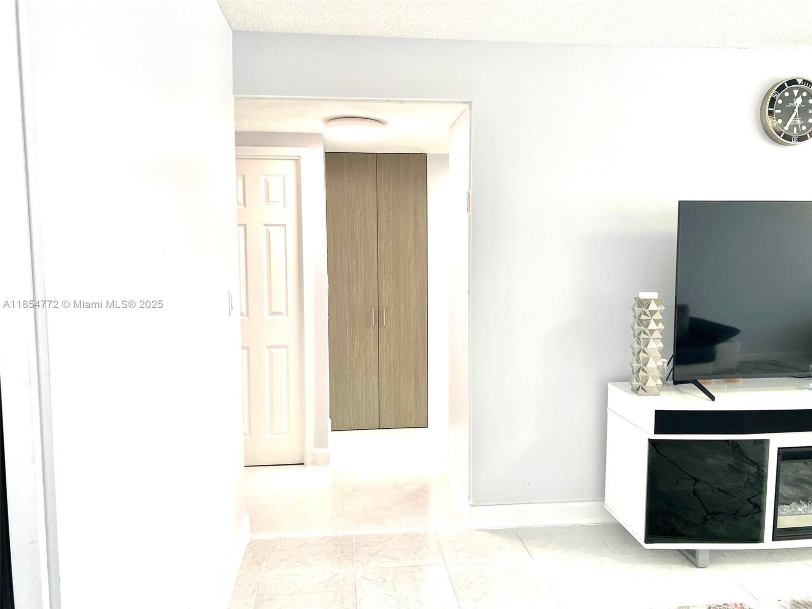 See details 615 1 / 2 943 sq. ft. $ 2025-08-07 0 Photo