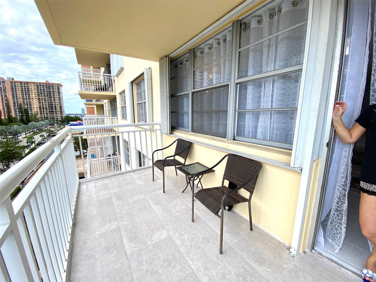 See details 615 1 / 2 943 sq. ft. $ 2025-08-07 0 Photo