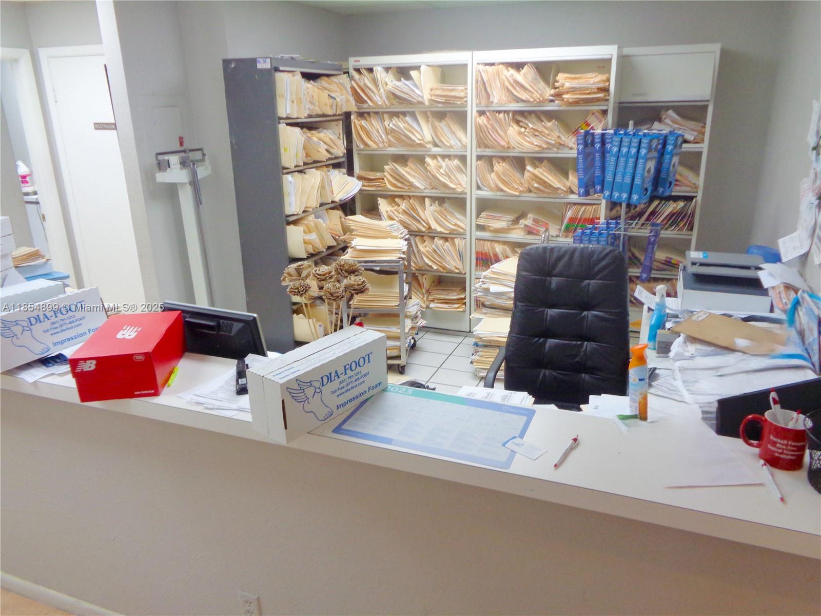 100  /   sq. ft. $ 2025-08-07 0 foto