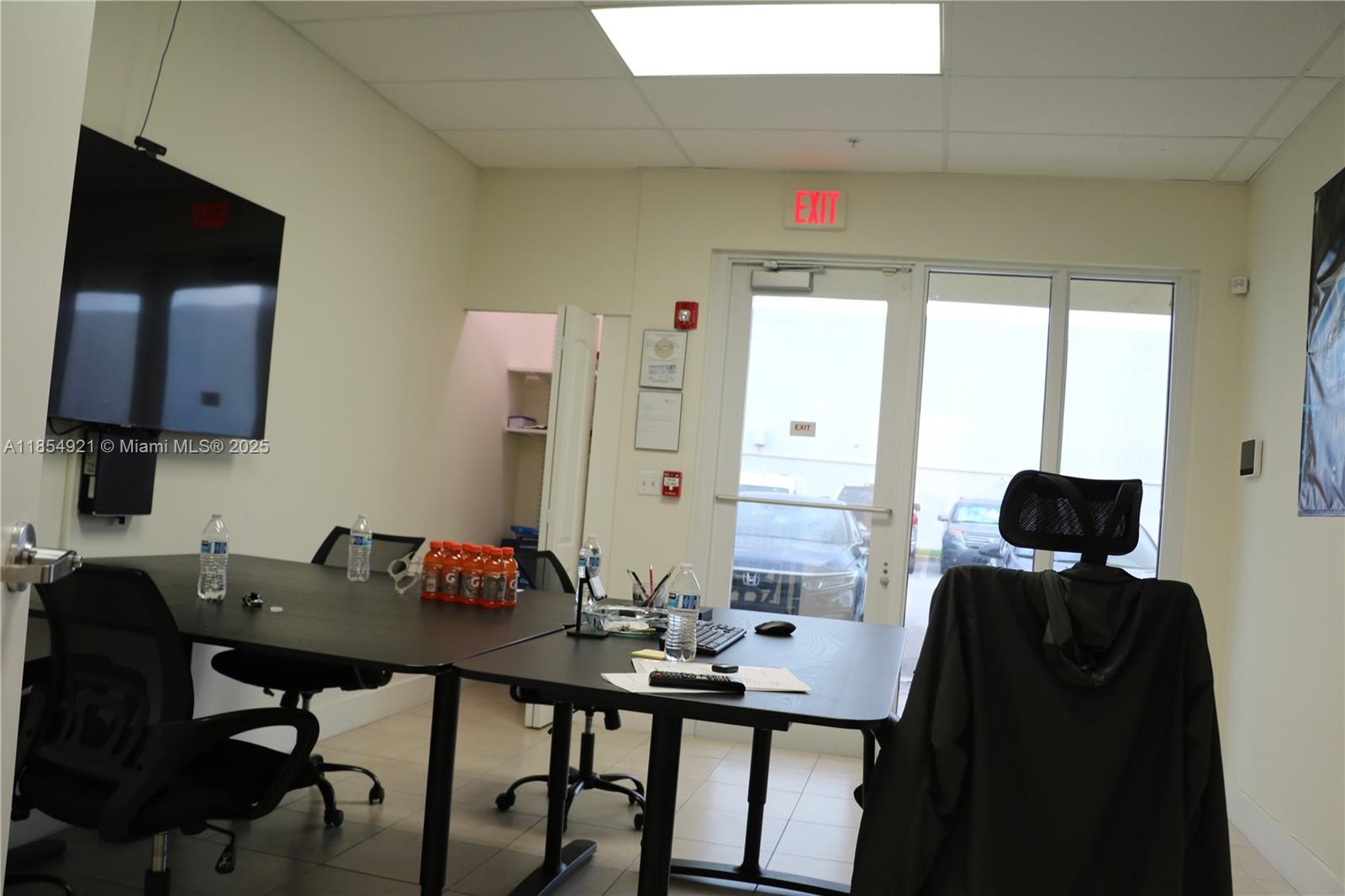 9  /   sq. ft. $ 2025-11-13 0 foto