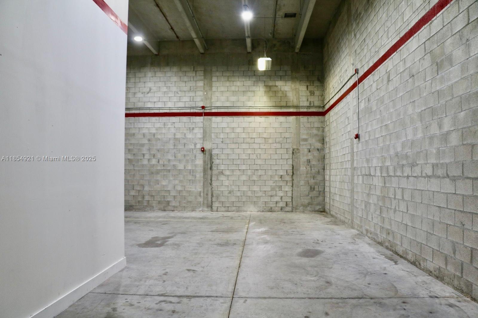 9  /   sq. ft. $ 2025-11-13 0 foto