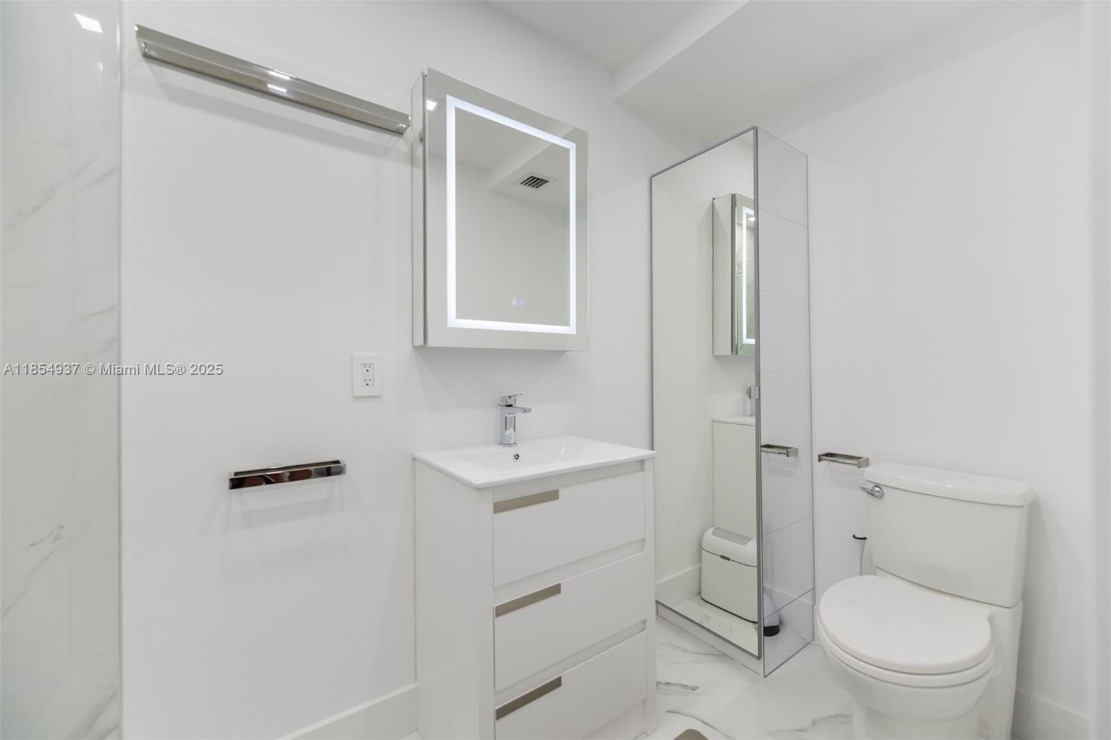 See details PHM 1 / 2 870 sq. ft. $ 2025-08-07 0 Photo