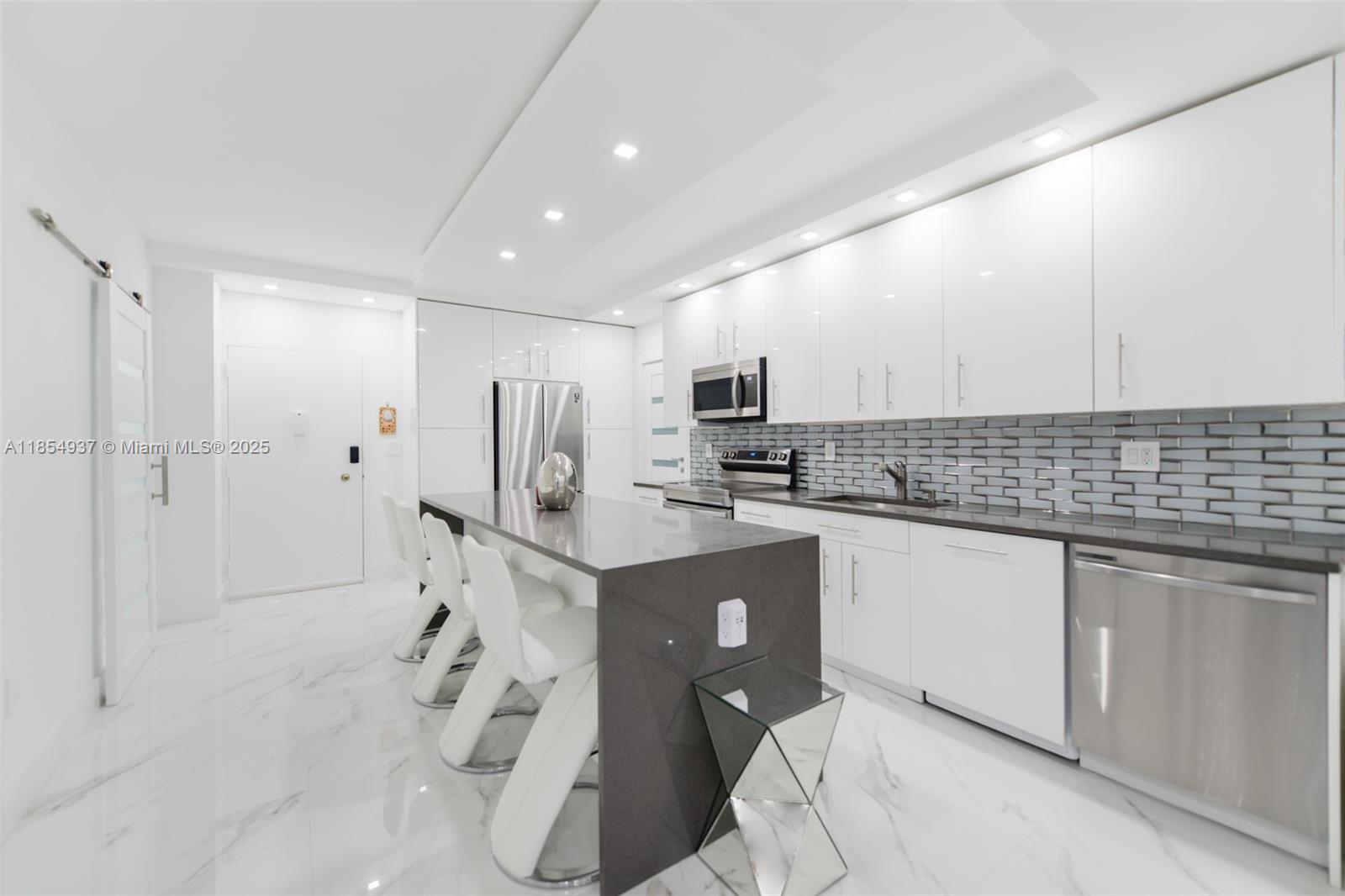 See details PHM 1 / 2 870 sq. ft. $ 2025-08-07 0 Photo