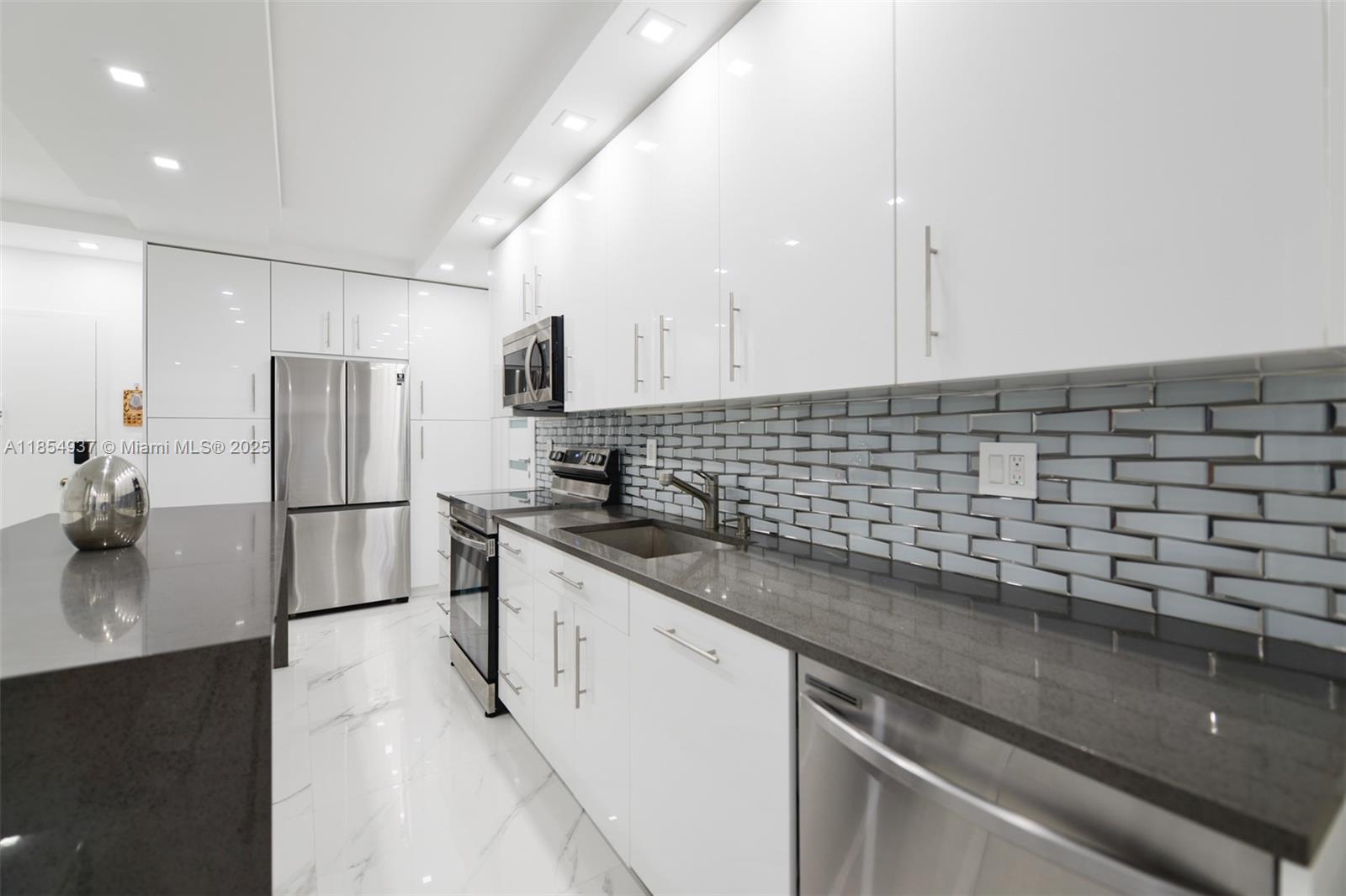 See details PHM 1 / 2 870 sq. ft. $ 2025-08-07 0 Photo