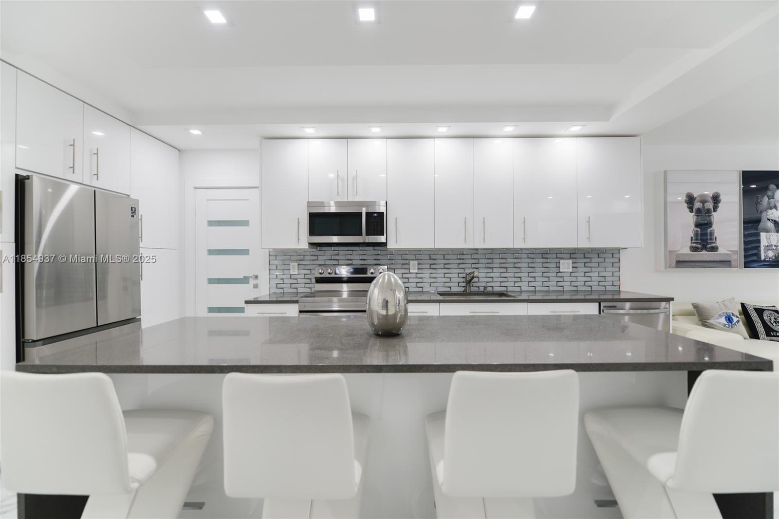 See details PHM 1 / 2 870 sq. ft. $ 2025-08-07 0 Photo